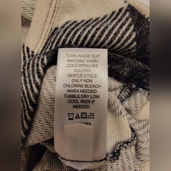 Maurices 24/7 brand. Black and White with bat wing 3/4 sleeve sweater. Size M - Picture 7 of 7